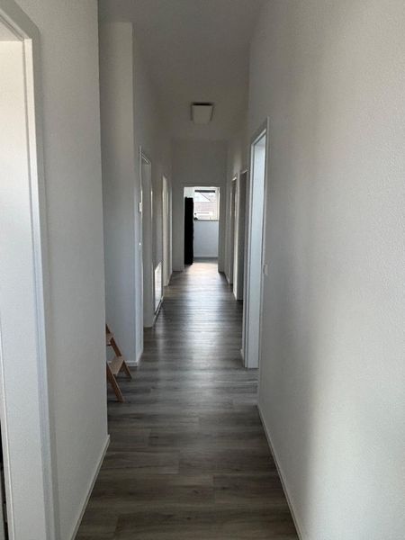 Neuwertige 4-Zimmer-Dachgeschosswohnung mit Balkon sofort Verfügbar.